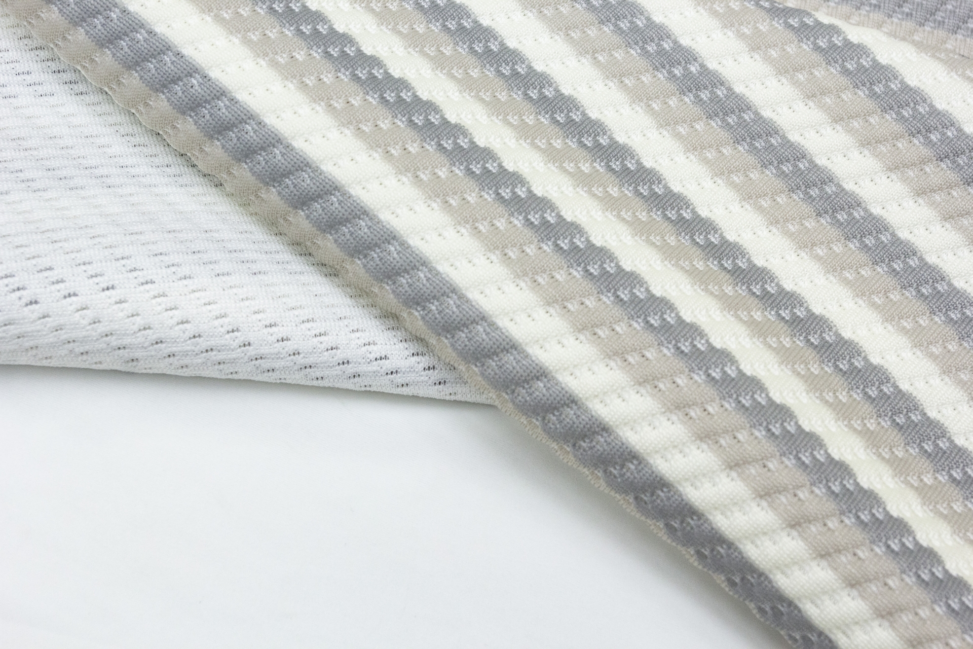 Băng lạnh 45% polyethylene. 0.5% thun. 54.5% Polyester. 200cm x 400gsm. 1kg ~ 1.2 m SW